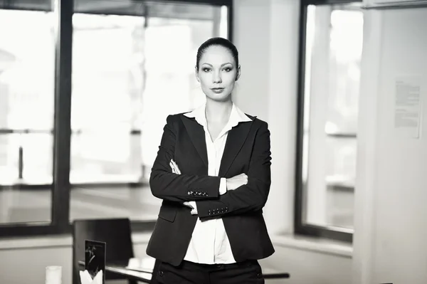 Retrato de yang mulher de negócios em interio — Fotografia de Stock