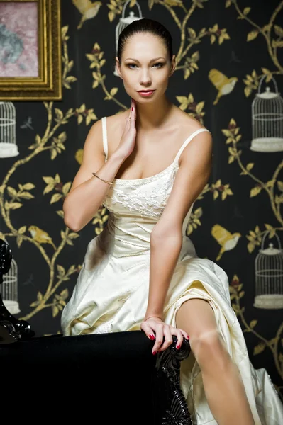 Inomhus porträtt av vackra yang kvinna i brudklänning — Stockfoto