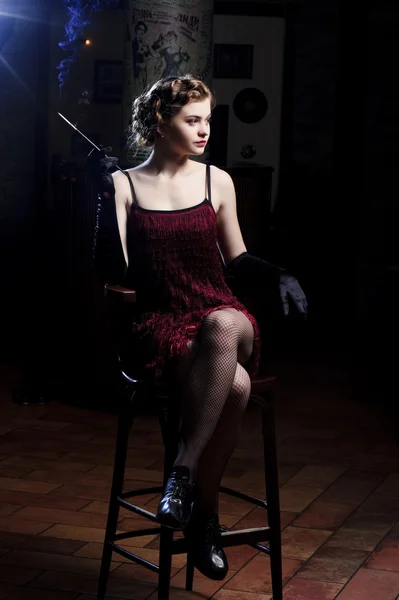 Портрет красивой курящей женщины Янг в стиле ретро в винтажном кресле — стоковое фото