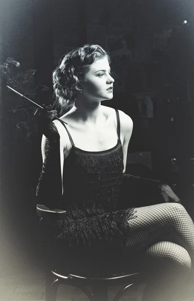 vintage sandalye siyah ve beyaz foto güzel sigara retro tarz yang kadın portresi