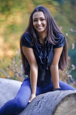 Orman günbatımı arka planda yang seksi kadın portresi