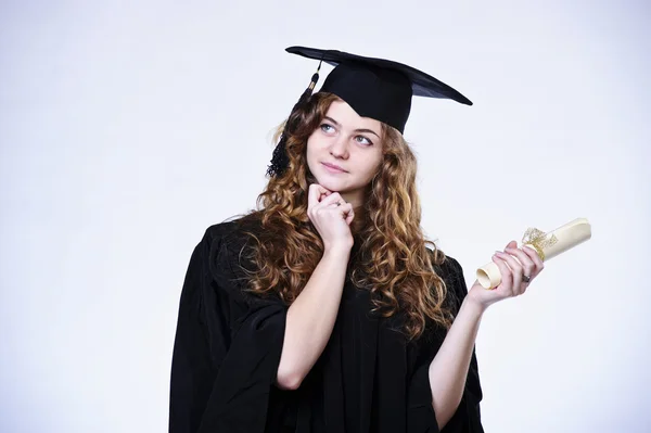 Studioporträt der schönen lockigen Absolventin in Tasse und Kleid — Stockfoto