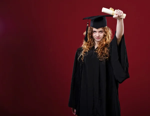 Güzel kıvırcık kız mezun öğrenci portresi Studio Kupası ve elbisesi giymiş — Stok fotoğraf