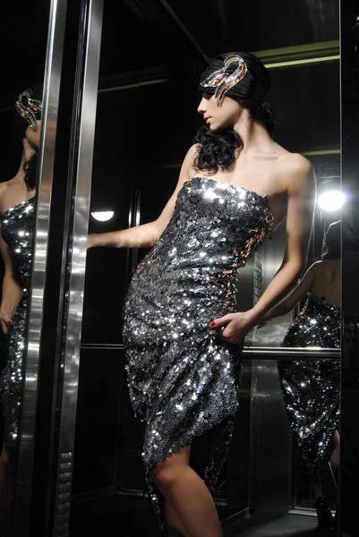 Indoor portrait of yang beautiful brunette dressed vintage way — Stock Photo, Image