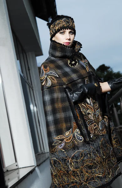 Beautiful Slav brunette woman dressed in winter coat — Stock Photo, Image