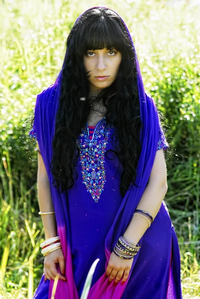 Krásná mladá romská žena v purpurových šatech, proti zelené letní park — Stock fotografie