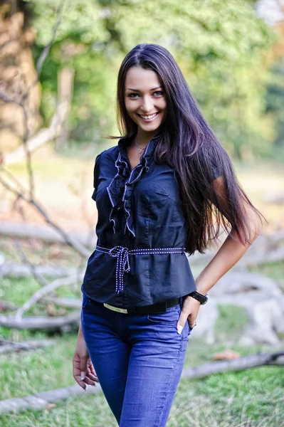 Portret van yang sexy vrouw in het bos zonsondergang achtergrond — Stockfoto