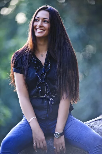 Portret van yang sexy vrouw in het bos zonsondergang achtergrond — Stockfoto