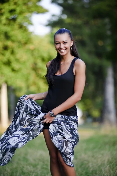 Portret van yang sexy vrouw in het bos zonsondergang achtergrond — Stockfoto