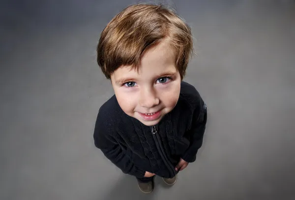 Retrato de lindo niño pequeño mirando hacia arriba — Foto de Stock