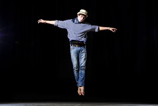 Moderne stijl mannelijke balletdanser voert op het hoge verlichte podium — Stockfoto