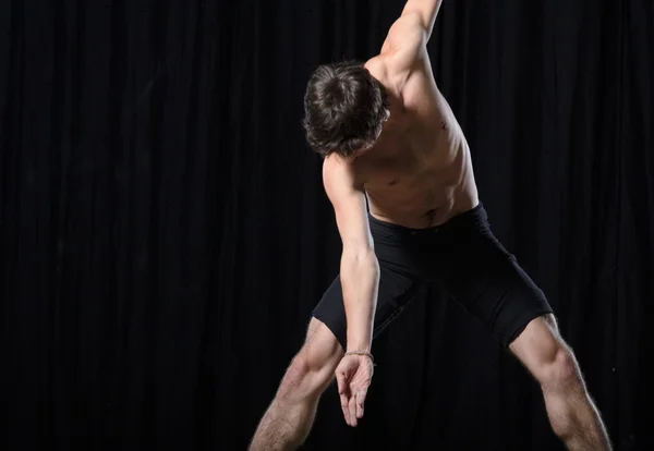 Сучасний балетний стиль чоловіча танцівниця виступає на сцені з високим освітленням — стокове фото