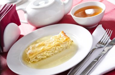 cup0 çay ile Doğu geleneksel yemeği achma