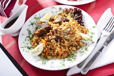 pilavı, geleneksel Doğu tabak tabak