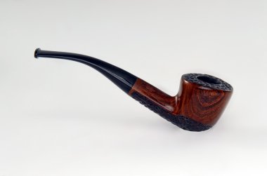 Beyaz tavlada izole edilmiş kahverengi sigara piposu resmi