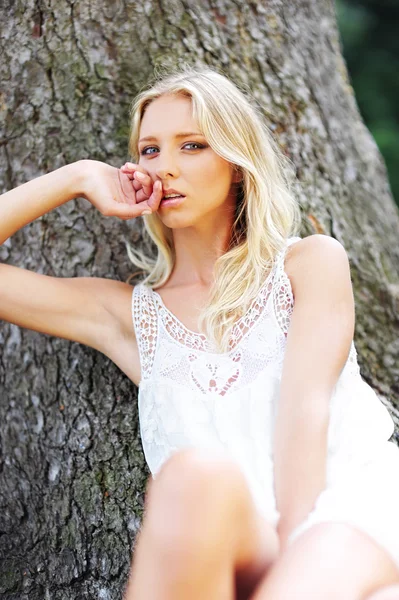 Romantische zomer portret van yang en vrij licht haired meisje — Stockfoto