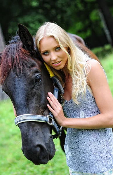 Portret yang i bardzo kobiece jeździec — Zdjęcie stockowe