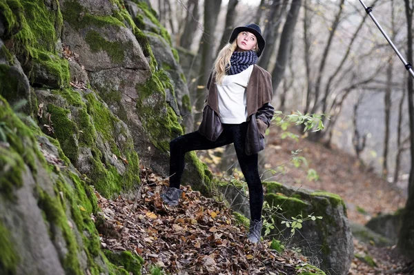 Portrét Jang a elegantní žena v podzimním lese. — Stock fotografie