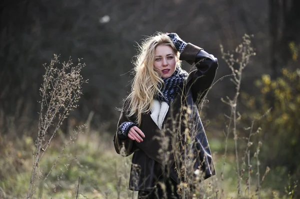 Portrét Jang a roztomilá blondýnka v pozdním podzimu oboru — Stock fotografie