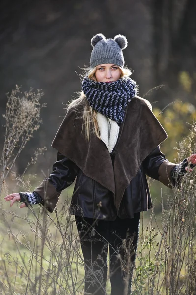 Retrato de yang y linda chica rubia en el campo de otoño —  Fotos de Stock