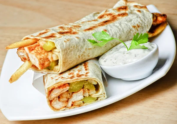 Doğu geleneksel shawarma plaka sos ile — Stok fotoğraf
