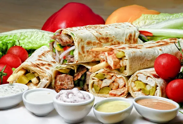 Eastern traditional shawarma plate with sauce — Stock fotografie