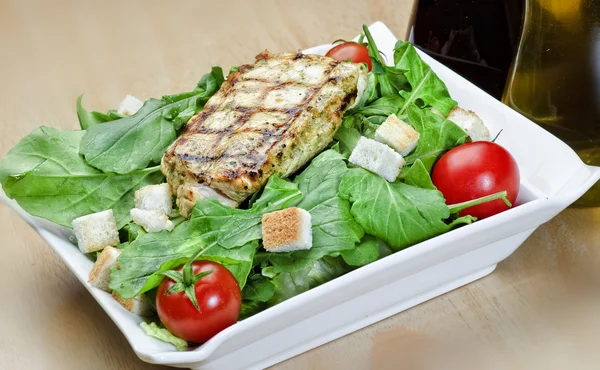 Тарелка жареного мяса стейк с овощами и соусом — стоковое фото