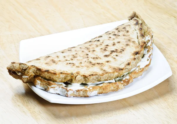Geleneksel Arap yemekleri manaqish tabak — Stok fotoğraf
