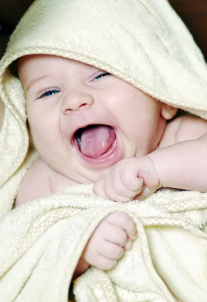 Retrato interior de adorable bebé niño —  Fotos de Stock