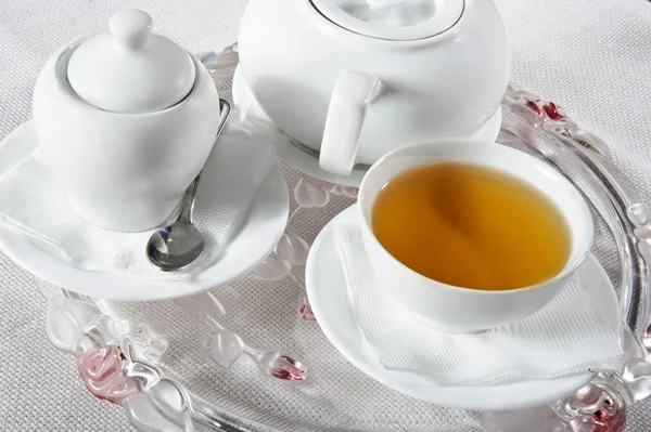 Nalil čaj do bílý keramický šálek čaje — Stock fotografie