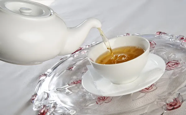 Çay çay beyaz seramik bardak dökme — Stok fotoğraf