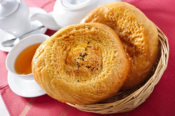 Hagyományos keleti fikarcnyi lapos kenyér, sült régi kályha — Stock Fotó