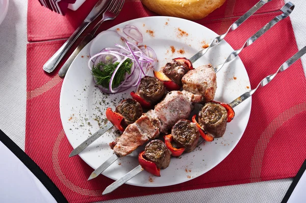 Teller mit Schaschlik auf Tisch arrangiert — Stockfoto