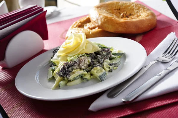 Тарелка овощного салата с сыром — стоковое фото