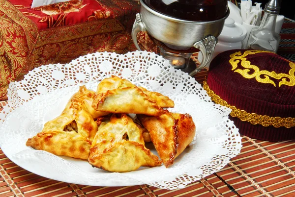 Plate of traditional eastern food samsa — Stock Photo, Image