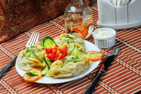 Plate of traditional eastern food hinkali — Stock Photo, Image