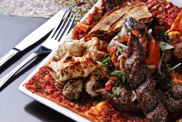 Assiette traditionnelle arabe mixte barbecue — Photo