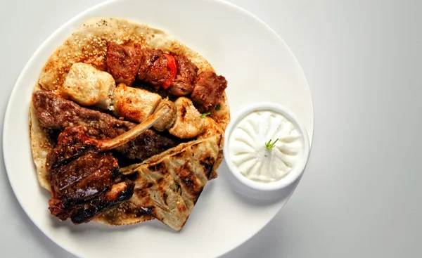 Traditionelle arabische gemischte Grillplatte — Stockfoto