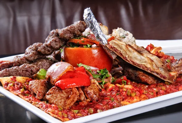 Traditional Arabic mixed barbeque plate — Stock Photo, Image