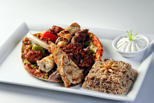 geleneksel Arap karışık Barbekü tabağı