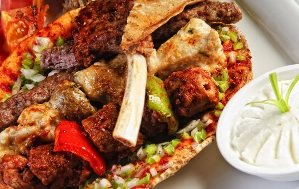 Traditional Arabic mixed barbeque plate — Stock Photo, Image