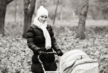 güzel anne ile bebek arabası açık ve Yang