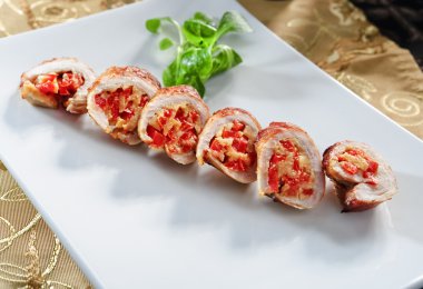 dilimlenmiş tavuk rulo levha ile domates dolması