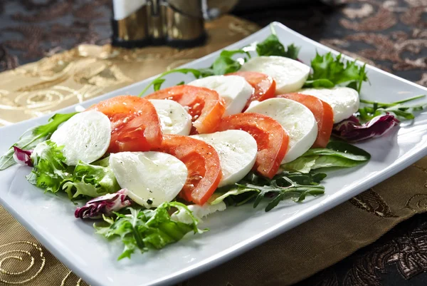 Queso de cabra mezclado con tomates y verduras —  Fotos de Stock