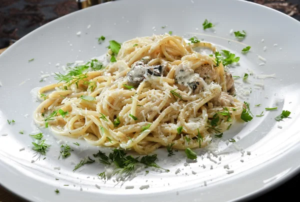 Тарелка спагетти, приготовленная с едой — стоковое фото