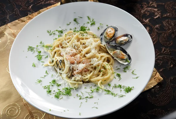 Tabak spagetti ile pişmiş yemek görmek — Stok fotoğraf