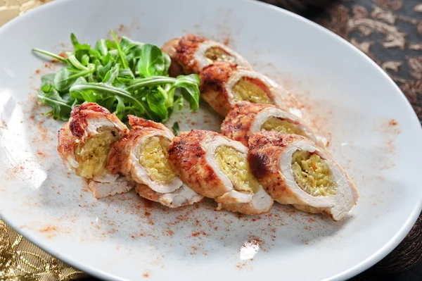 Assiette de poulet en tranches farcie à la banane adossée — Photo