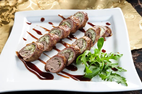 Plaat van gesneden vlees roll gevuld met back groenten — Stockfoto