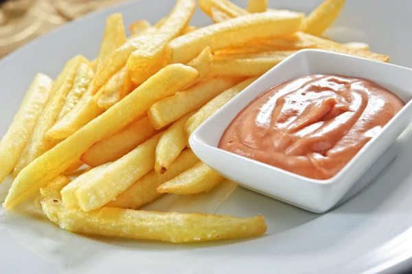 Prato de batatas fritas tradicionais com molho de páprica — Fotografia de Stock