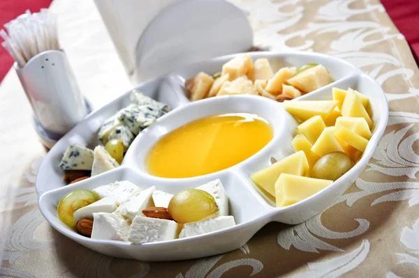 黄色のソースの複数のチーズ プレートの画像 — ストック写真
